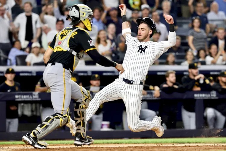 Pirates split doubleheader vs. Yankees